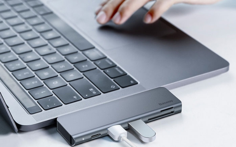 Hãy sử dụng bộ chuyển đổi nếu MacBook không có cổng kết nối cho USB